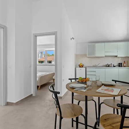 Paliska * Πούλα